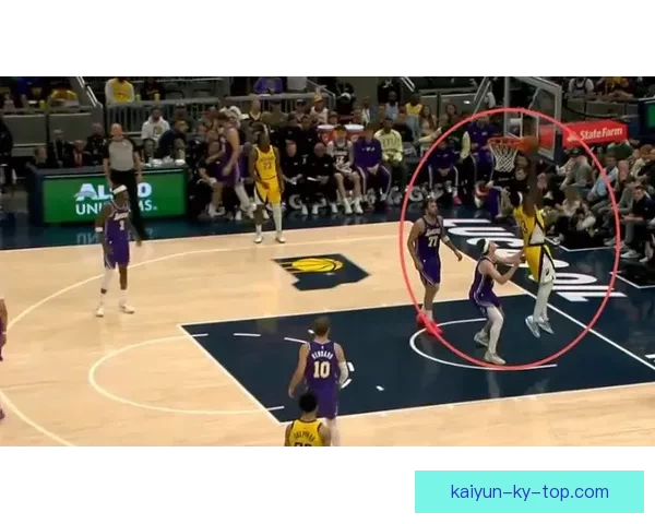 小内姆布哈德球鞋被踩掉后迅速捡起举起干扰投篮遭判技术犯规