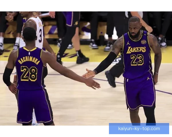 詹姆斯高光之夜携布朗尼同框引爆全场他究竟是谁再度封神之问